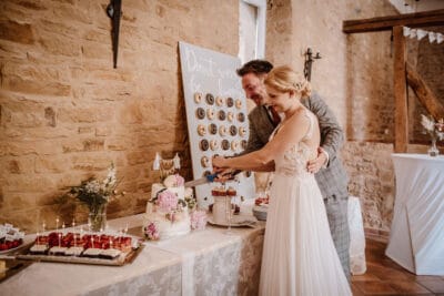 Brautpaar beim Anschneiden der Hochzeitstorte