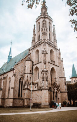 Außenaufnahme einer Kirche