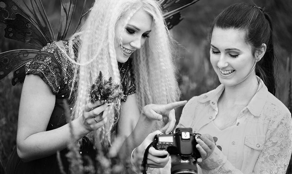 Alexandra Schotsch beim Fotografieren mit einem Model